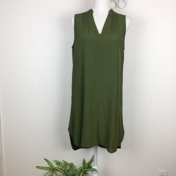 Madewell Dresses & Skirts - Madewell sizeS V neck forest  green 🌳 shift dress